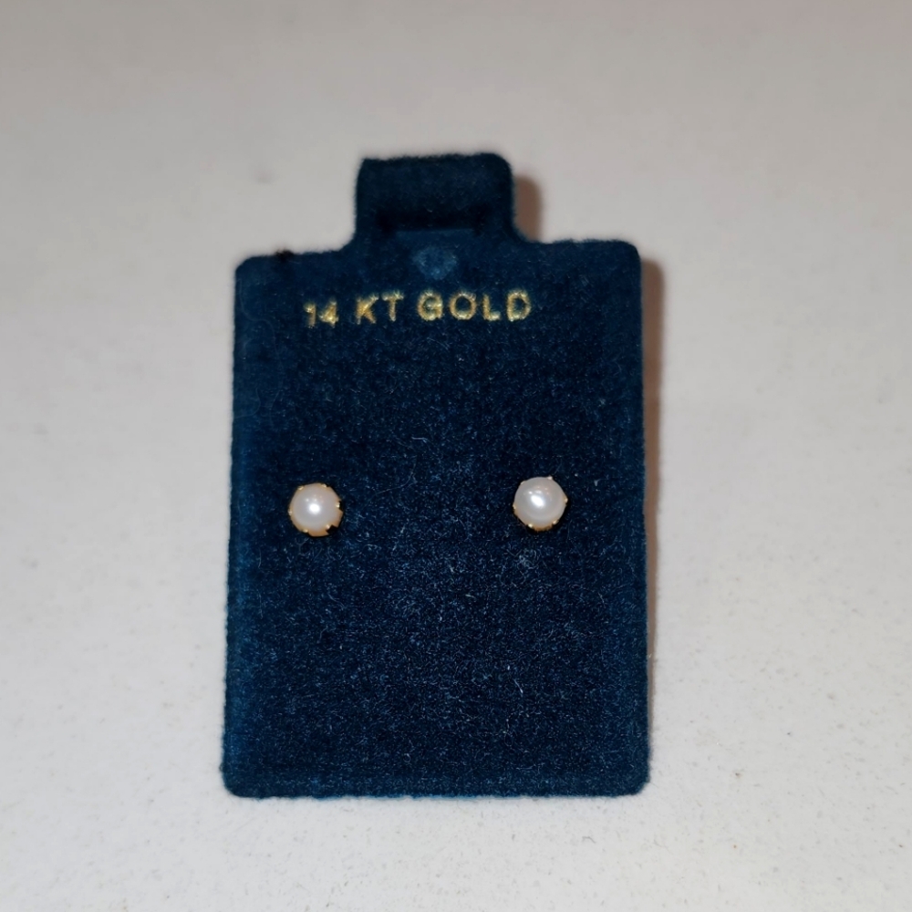 14k Gold Pearl earrings